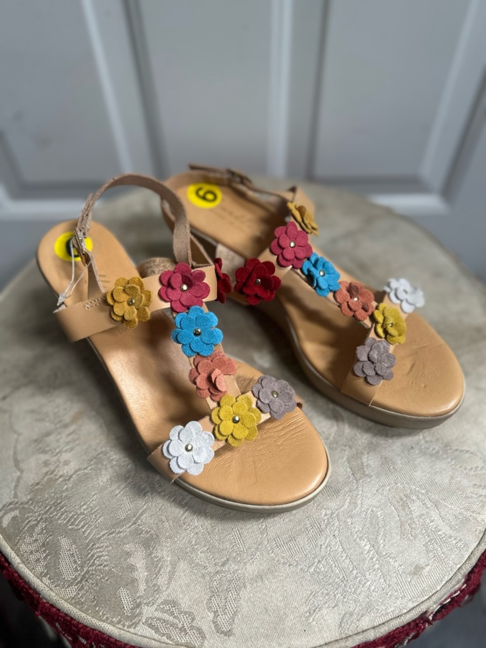 Avellini Tan leather wedge Sandals with Multicolor Flower Accents Sz 9